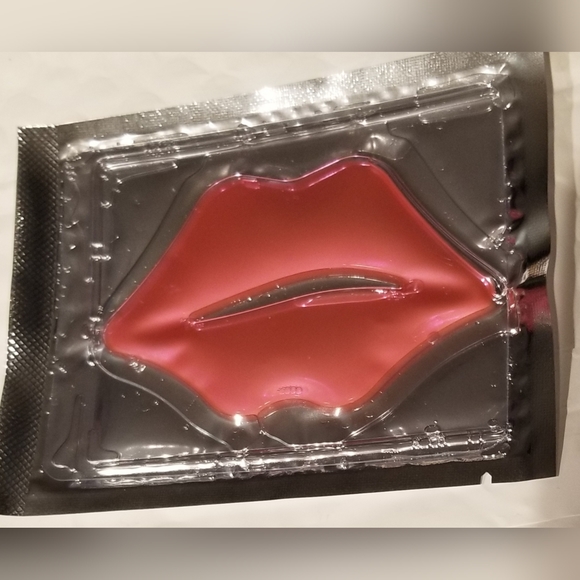 2 Pink Crystal Collagen Eye Masks, & 2 Lip Masks, Small Makeup Bag & 3 Earrin… - Picture 4 of 9
